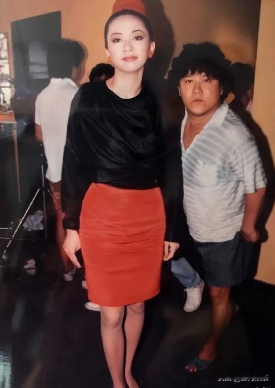 1988年，他特意跑到片场后台找梅艳芳留下的这张合影。年轻时的梅艳芳确实美得惊艳