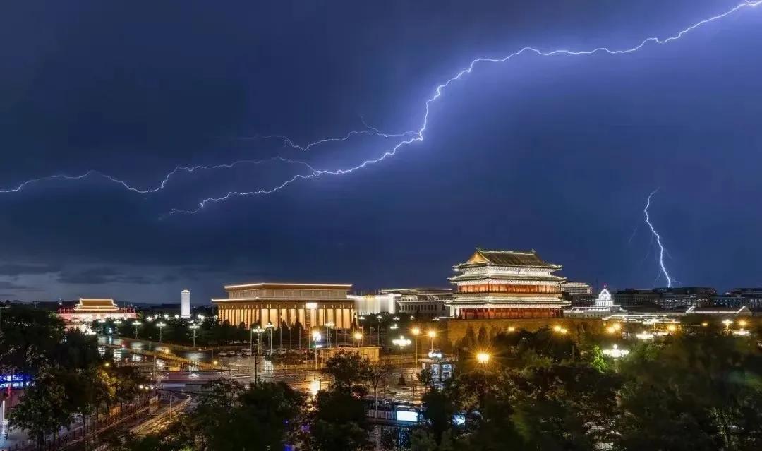 在几乎没有人相信A股还有牛市行情的时候，我们是那个一直相信A股牛市就在路上的极少