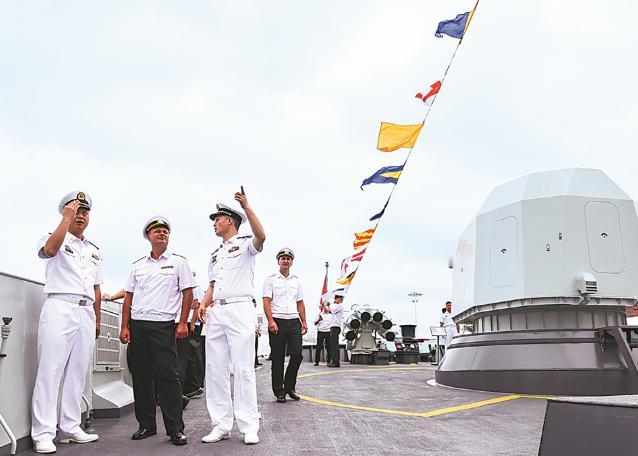 别再吹俄海军了！俄罗斯3艘军舰到访中国湛江军港，本是一场友好军事交流，却露出了藏