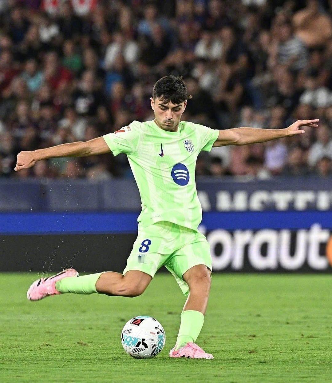 ⚽用惊艳远射吹响反击号角的佩德里这样称赞自己的球队💬“冠军气质，从头到尾©️”