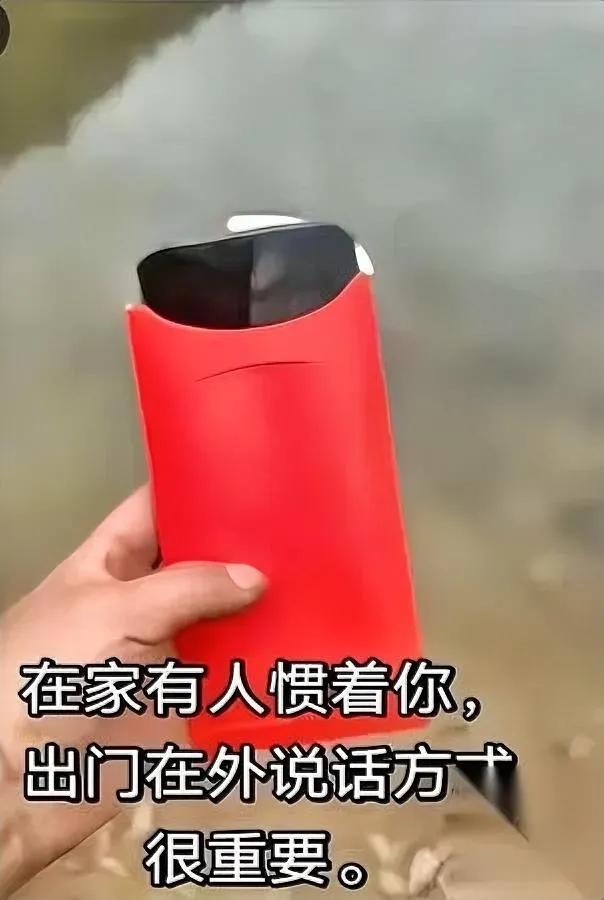 大爷捡手机被威胁

他转身做了件狠事…

大爷在卫生间捡到手机，本想等失主电话好