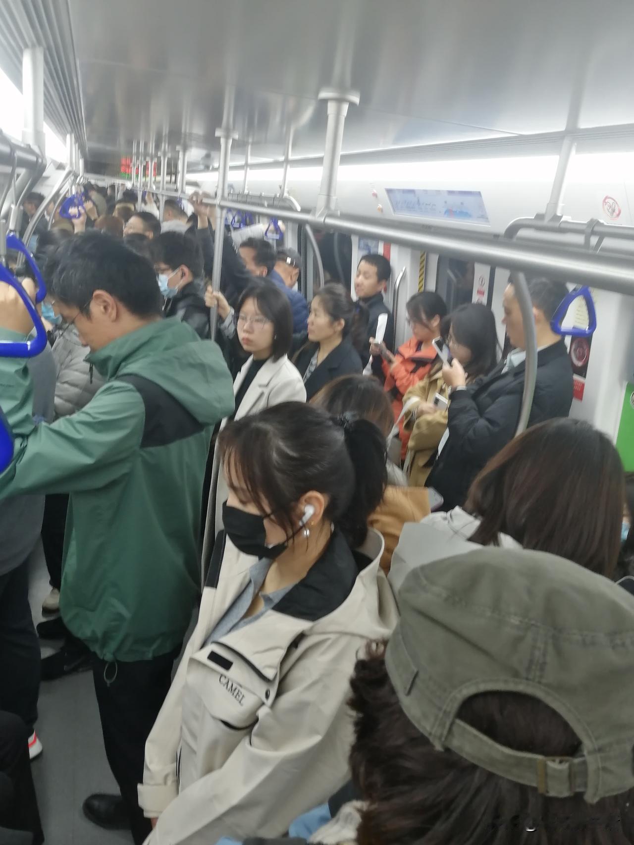 哪里的地铁不挣钱，济南的地铁也挣钱，绝对不会亏损。
今天八点半坐地铁3号线，花园