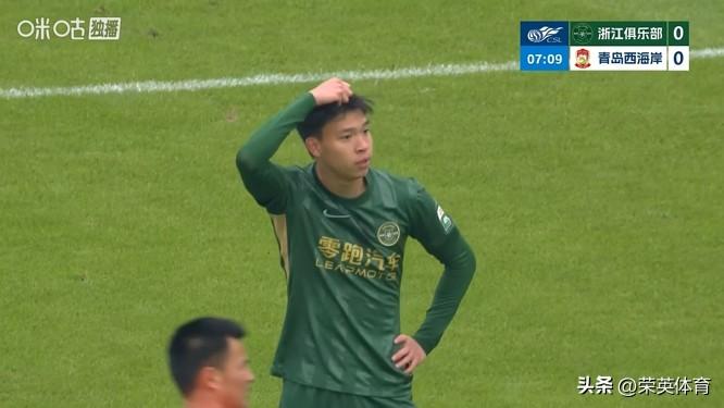 在今天下午浙江与青岛西海岸的首轮中超联赛中，浙江队的王钰栋身穿11号战袍首发出场