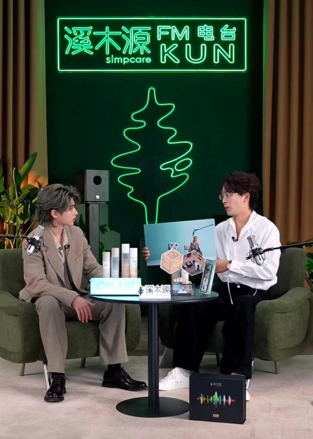 蔡徐坤直播 蔡徐坤这场直播堪称暖心盛宴，分享护肤心得解锁爱听曲风，认真回应粉丝肌