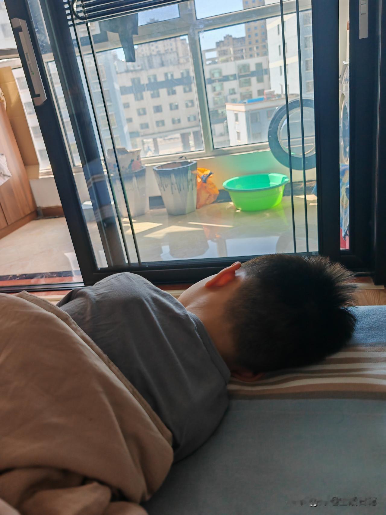 孩子心里,奶奶和外婆有啥区别?
我个人觉得孙子在我和姥姥面前还是有区别的，特别是