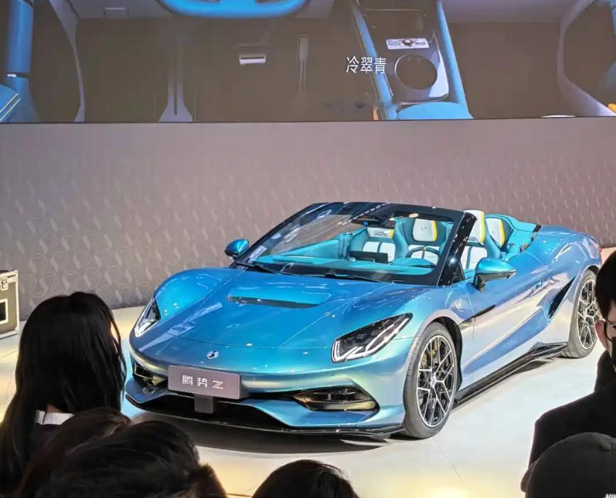 腾势Z敞篷版亮相，跑车尤其是敞篷跑车，其实自主品牌进军这个细分领域的非常少，毕竟