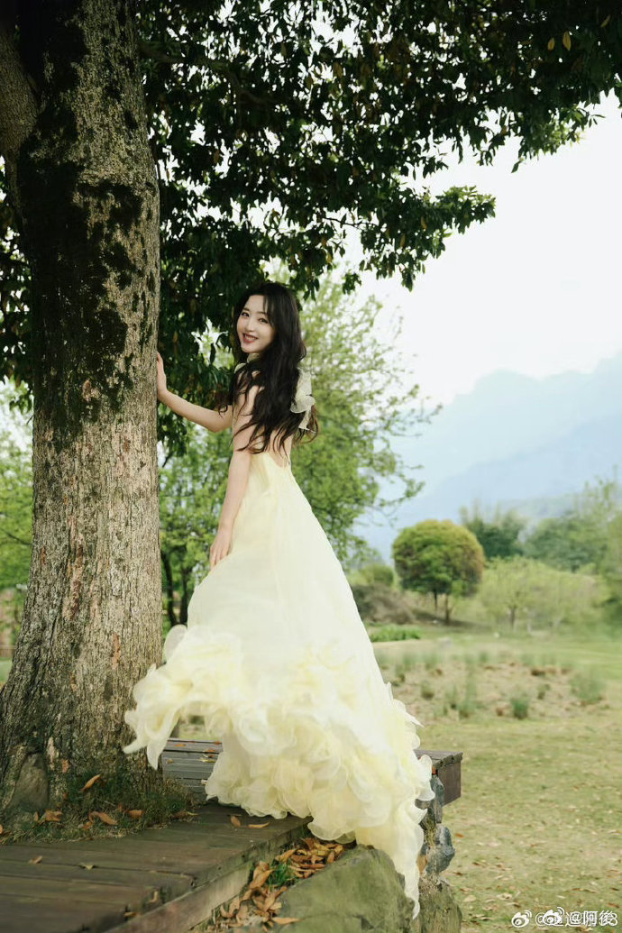 邓恩熙明媚具象化了邓恩熙好明媚一女孩真的好爱邓恩熙的气质😆不张扬却很亮眼，整个
