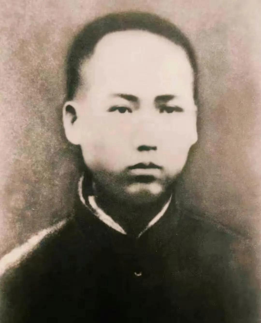 年轻的伟人与年轻的东东，爷俩确实像！
#伟人永远记心里# 
#更多的了解伟人# 