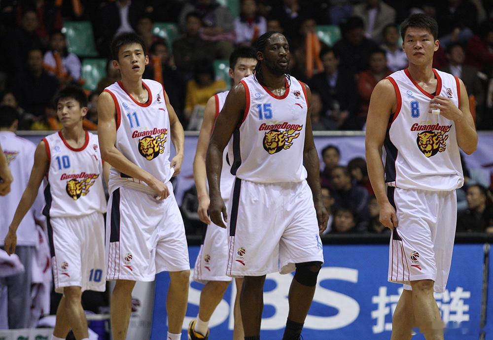 周鹏最新采访回忆起生涯初期的经历👇 “那个时候宏远最差的队员都是国家队集训队的