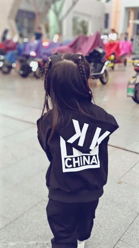 回国前的圣诞聚会，日常输出
“马上要回中国啦，你兴奋不？”
“说不上来，又开心又