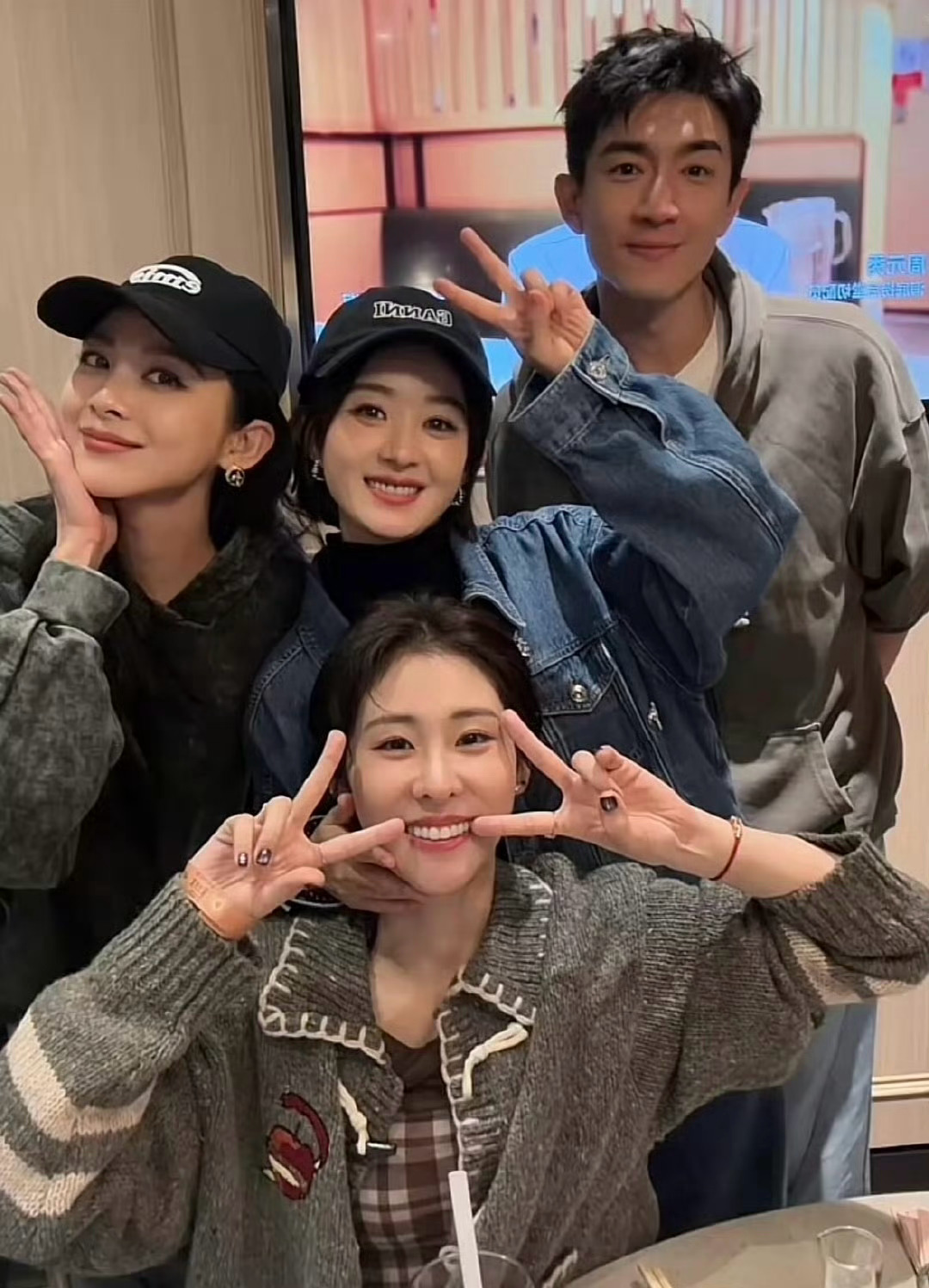 林更新赵丽颖张碧晨同框 林更新赵丽颖张碧晨同框，咱们的与凤行小分队同框啦[好喜欢