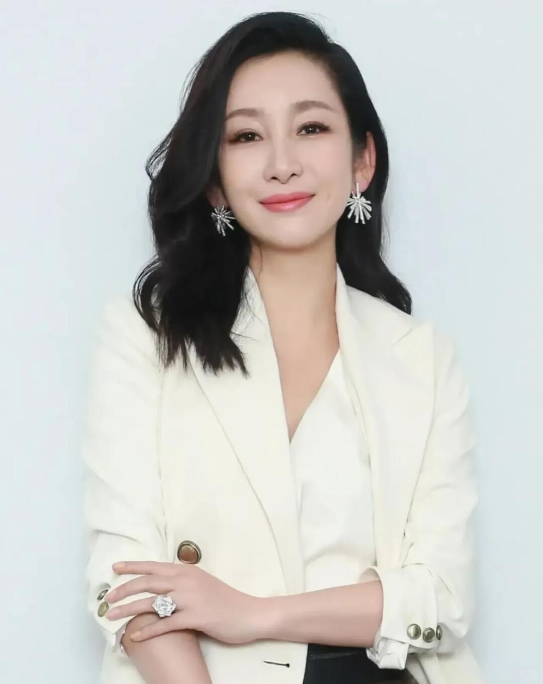 在内娱中生代女演员里，秦海璐属于第一梯队、殿堂级实力派，电影、电视剧、话剧三大领