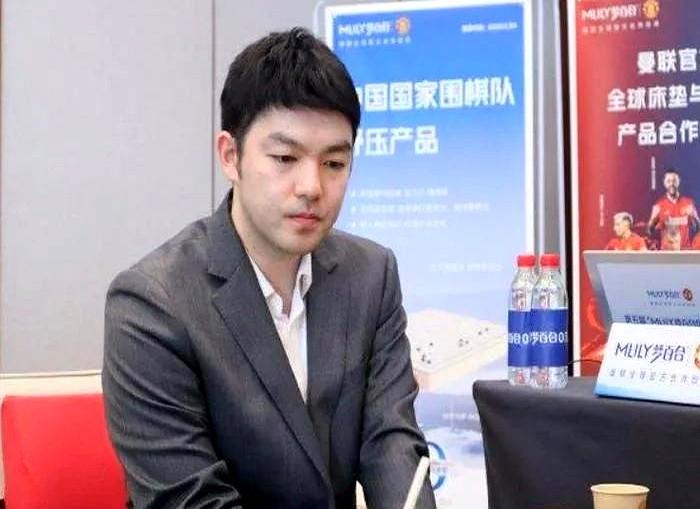 今天（6月6日）李轩豪九段在围甲第四轮比赛再陷危局！
眼看就要赢的棋，他偏不走那