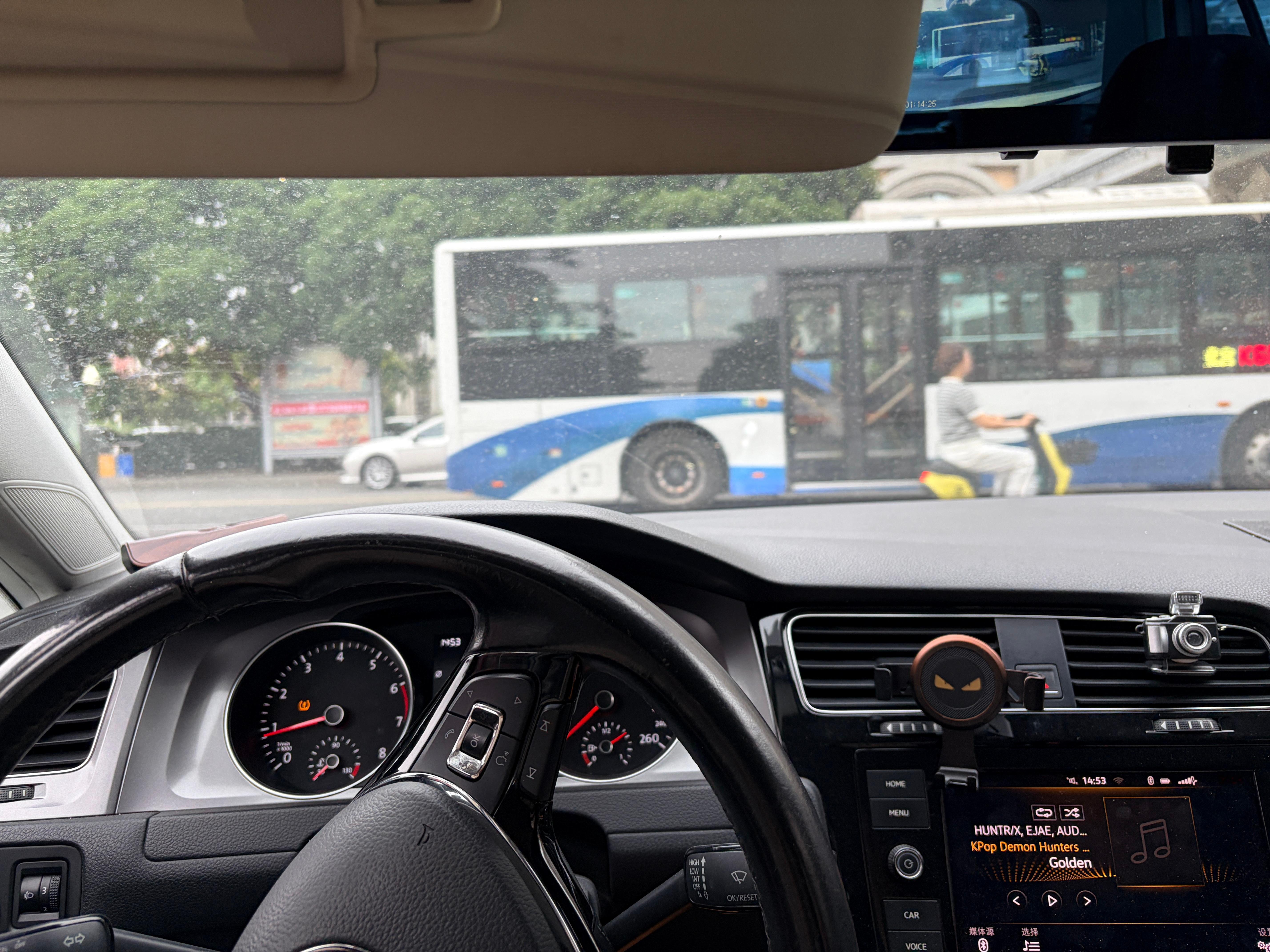 上什么班啊，偶尔跑跑顺风车，赚点生活费，看看风景吹吹冷风一天四五个小时比当天了一