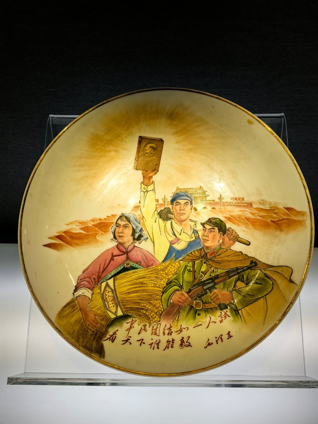 景德镇瓷器博物馆的无语佛大排长队，打个卡需要两个小时。何必呢。完全可以再做十二个