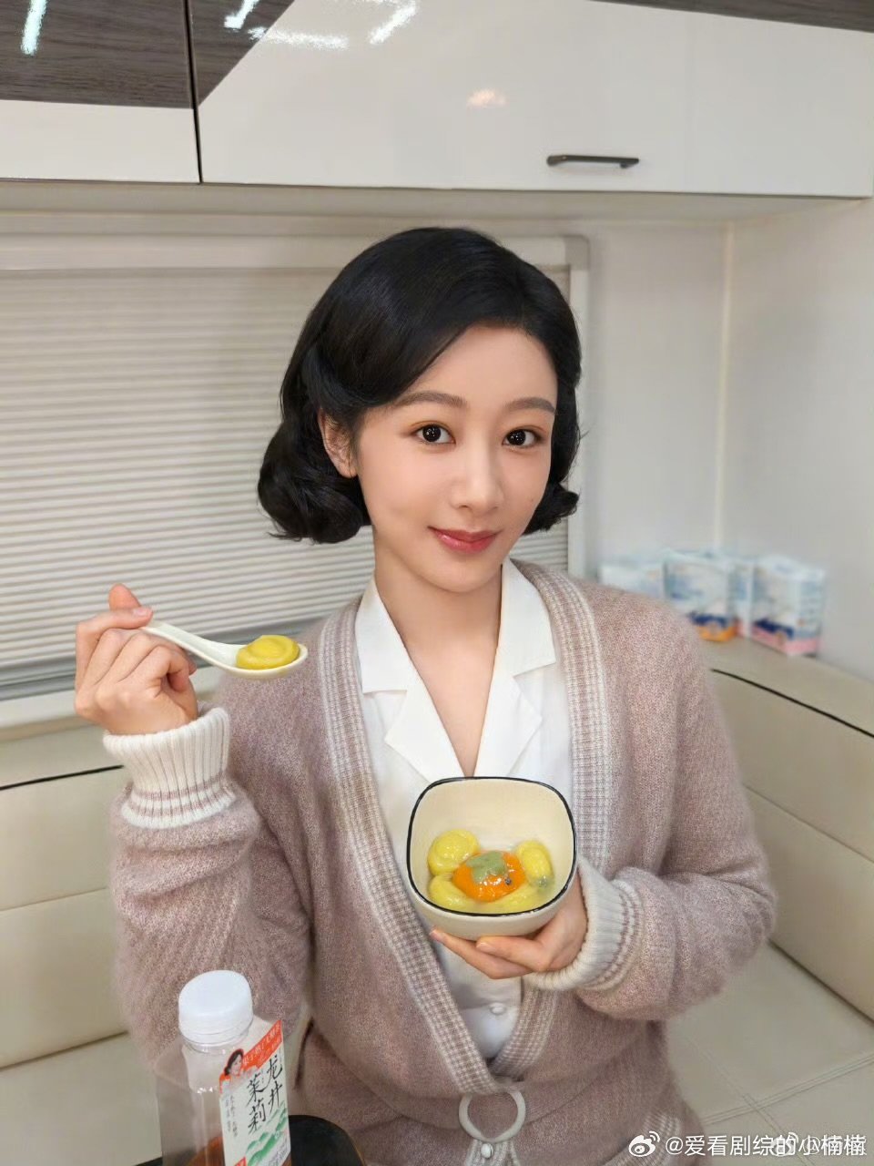 杨紫短发吃元宵 杨紫短发吃元宵 