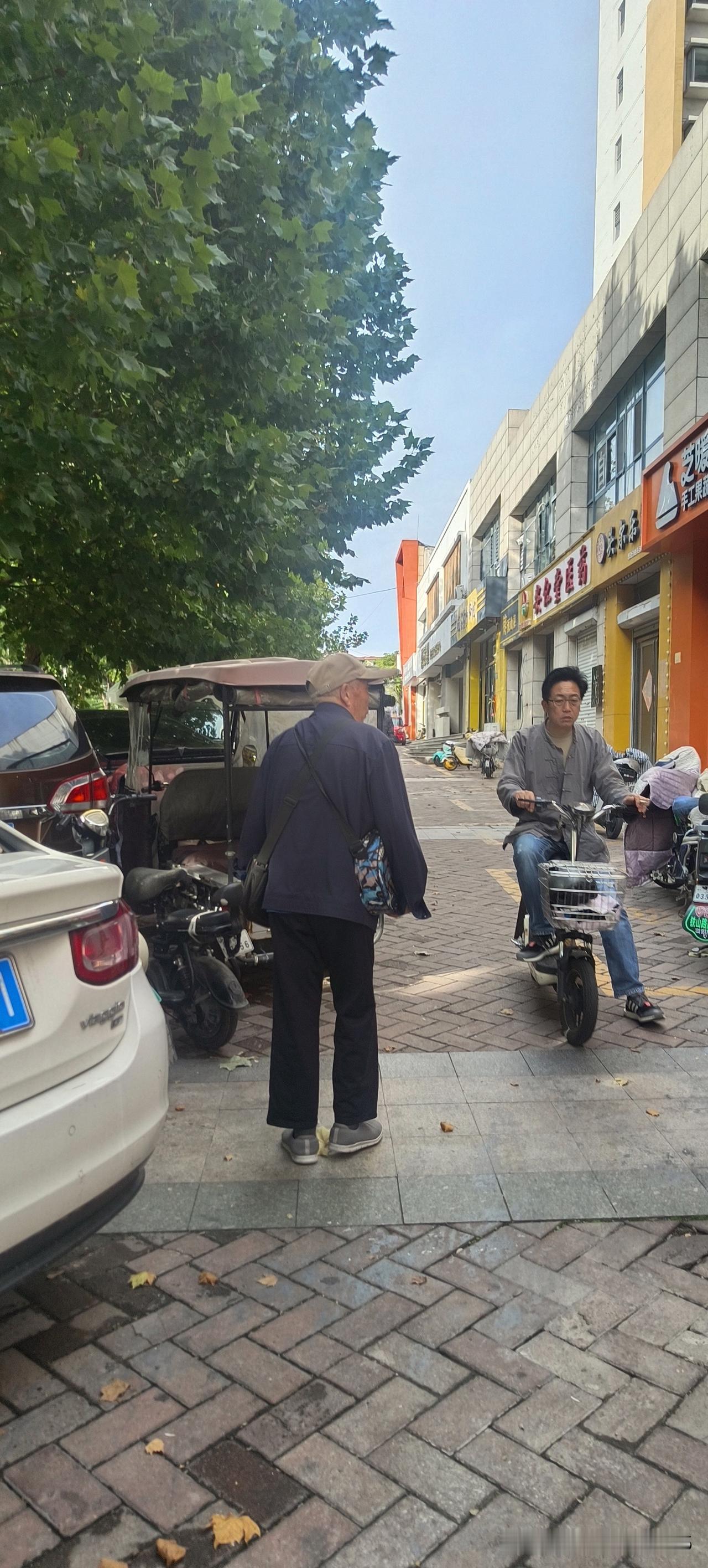 这个老大哥出门背两个包，左边一个包，右边一个包，真不知道包子里装的什么东西。
我