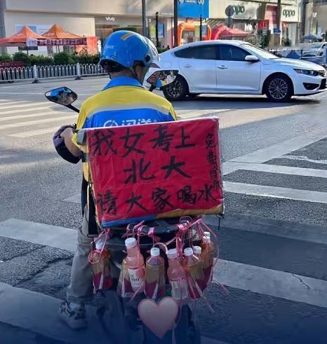 南宁街头，一辆电动车让无数人红了眼眶。后座上没挂外卖箱，挂满了饮料。一张红纸，毛