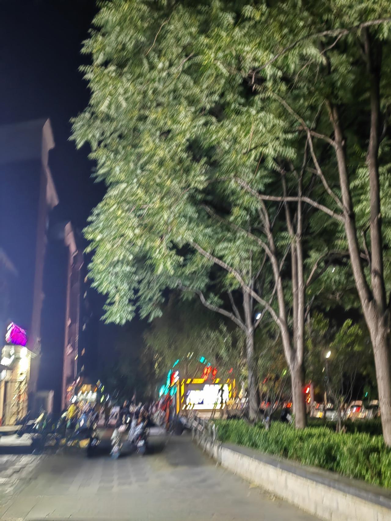 本来说晚上回来干点工作，结果吃完饭、搞完卫生，就被老公拉着出门溜达。

明天有个