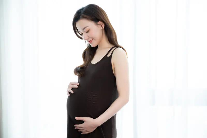 家人们，今天刷到个揪心事儿。有个女子，怀孕19周的时候，差点就保不住孩子了，原因