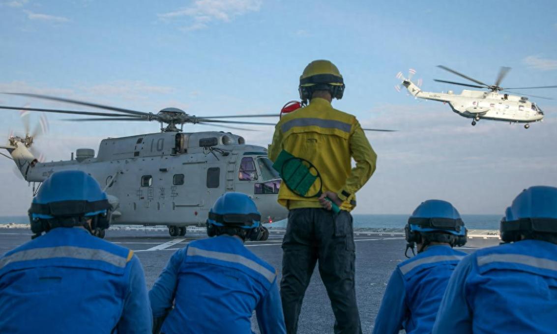 预警机登上湖北舰，为登陆船团打起防护伞