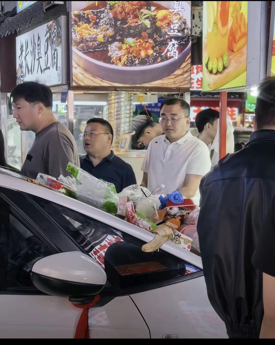 河北正定夜市被掰坏车牌的飞度，是一个中年大叔努力了半生买的新车，甚至车上的红绳还