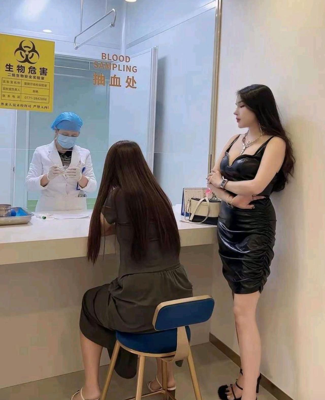 去医院抽血，被旁边靠墙站的美女惊艳到挪不开眼。

大家都在偷偷猜她的身份：是新来