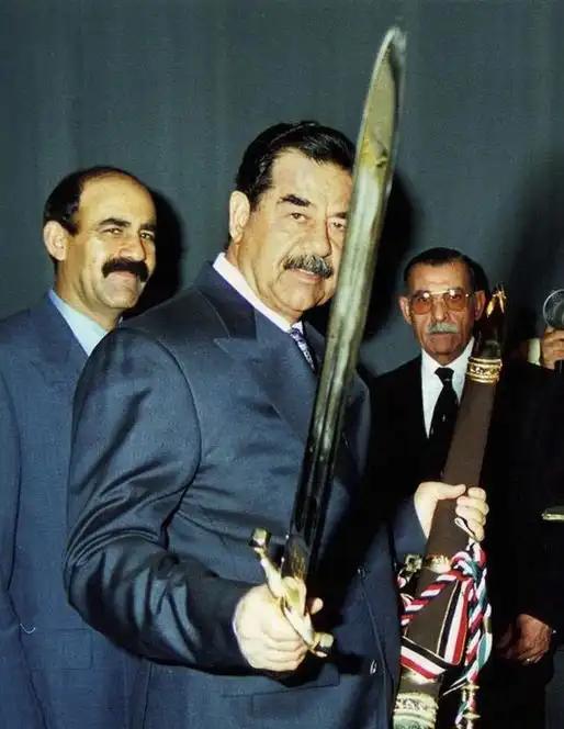 从萨达姆到卡扎菲，再到阿萨德，几乎每个中东强人都高举“反美”大旗。

可剥开这层