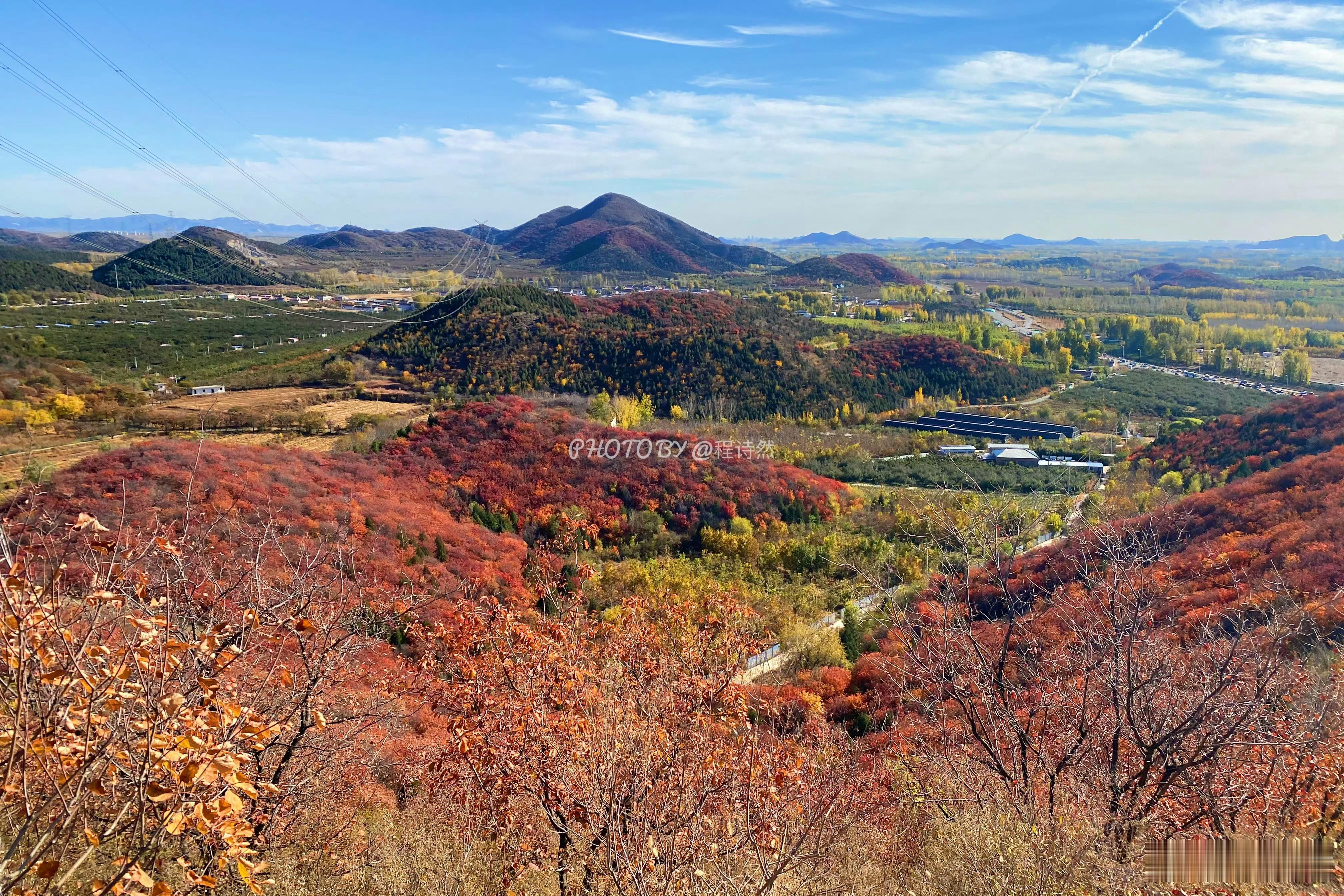 北京舞彩浅山，重阳节秋游白毛峪。京郊顺义的舞彩浅山，绵延60公里。白毛峪以其绚烂