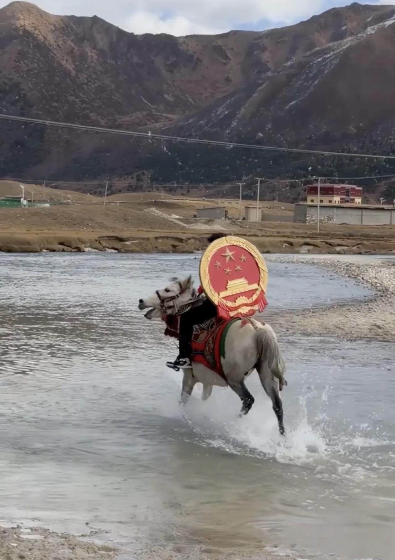 背着国徽走雪山，四川德格马背法庭太燃了！
 
在四川省甘孜藏族自治州德格县，这片