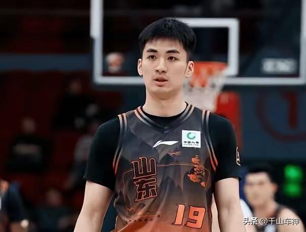 终于弄明白了，邱彪为何坚持用于德豪？有三点原因。
第一，需要时让他上去干点脏话，