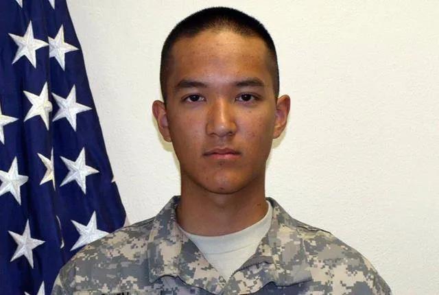 2011年，19岁的美国华裔士兵陈宇晖，因洗澡忘关水龙头，竟被美国军官拖到石子路