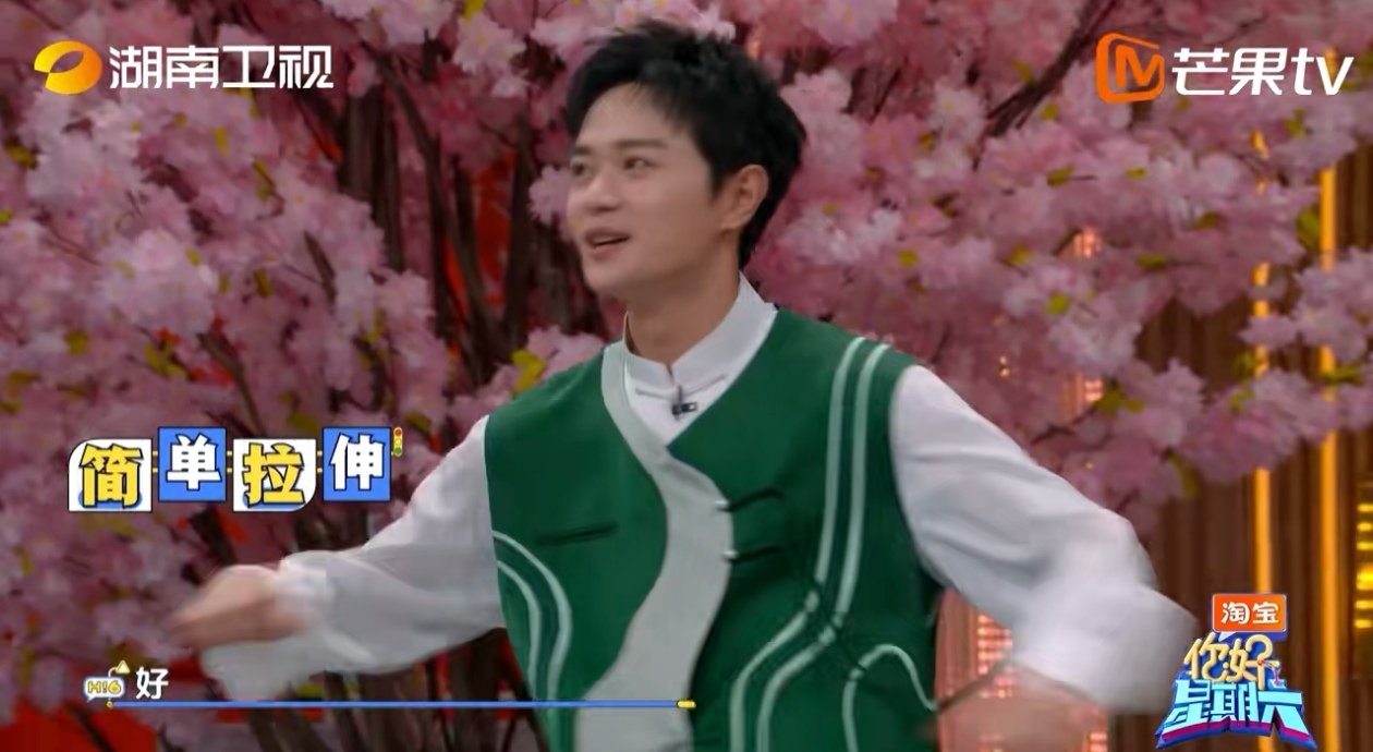 曹骏玩游戏连鼻孔都在用力你好星期六 节目现场曹骏挑战“锅盖锵锵锵”1米8高度，这