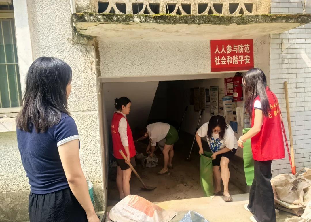 ​ 未雨绸缪，严阵以待
汛期将至，为有效应对可能出现的强降雨天气，切实保障辖区居