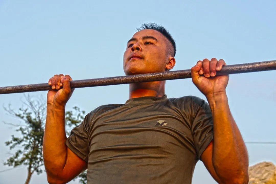 #前线熄灯号[超话]##军营晚点名##人民前线# 习武之人常怀报国之梦，“好男儿