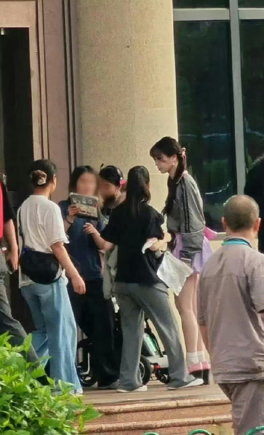 #虞书欣 北极巨兔# 原来虞书欣有这么高嘛，光看脸的话可可爱爱的，跟别人一对比真