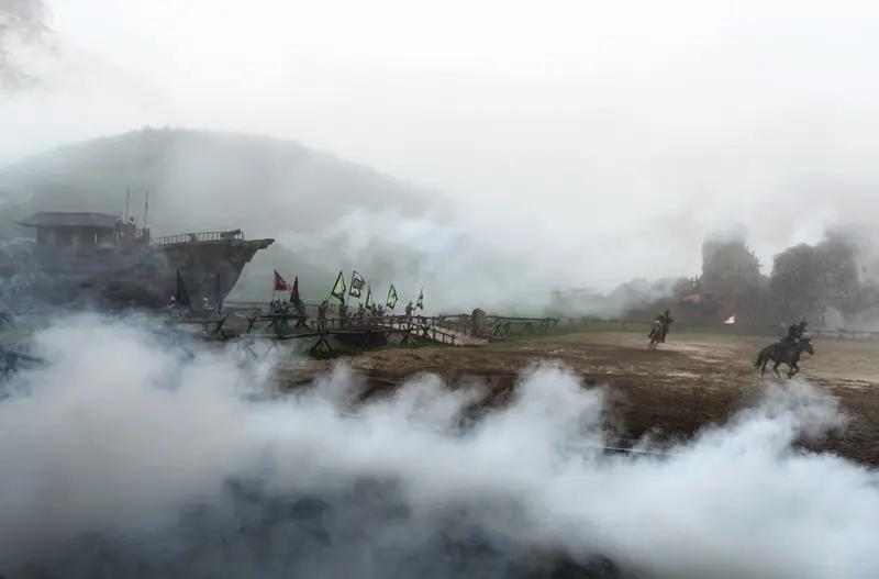 公元198年，下邳城破，白门楼上曹操问刘备对杀吕布的看法，这就像老板开人拉HR背