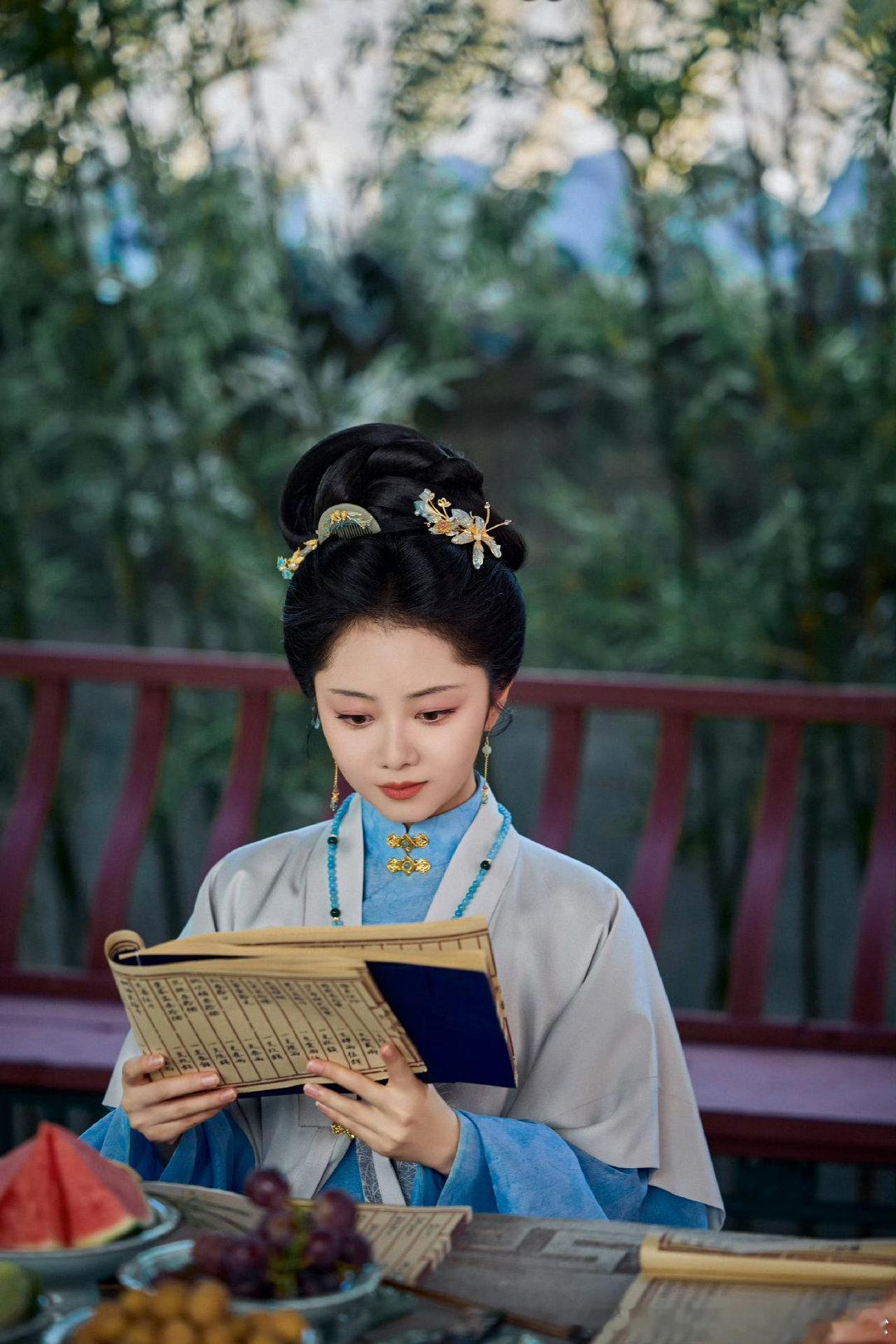 谭松韵上班上得好想逃谭松韵演我上班许兰香打工实录上线！上班安静埋头干活，表面平静