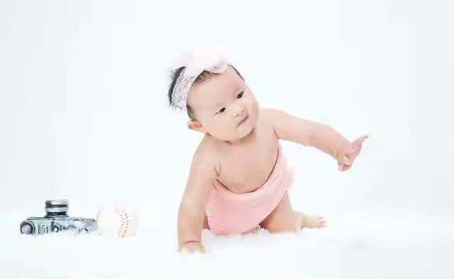 近日，网络上一则视频让人忍俊不禁又倍感温馨：一位新手爸爸正在手忙脚乱地给孩子冲奶