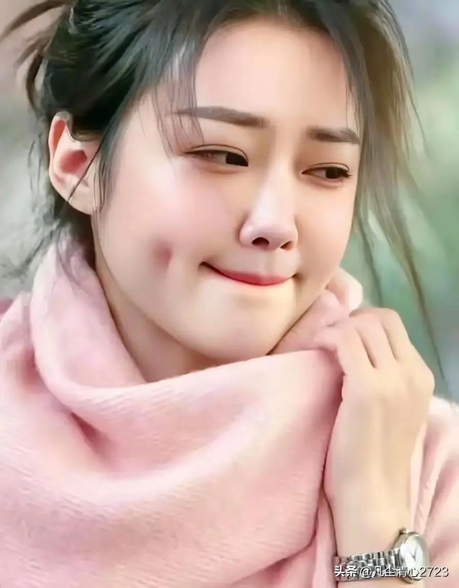 酒窝
她浅笑间，酒窝轻显；
如春日初绽的花瓣，
藏着温柔甜意，
那小小酒涡，
似