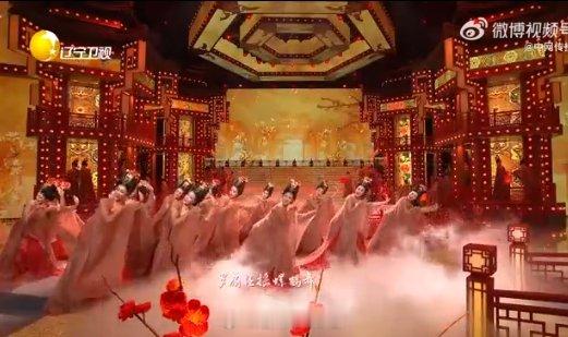 辽视春晚把簪花仕女图演活了  舞者们细腻的动作与神态，完美诠释了《簪花仕女图》中