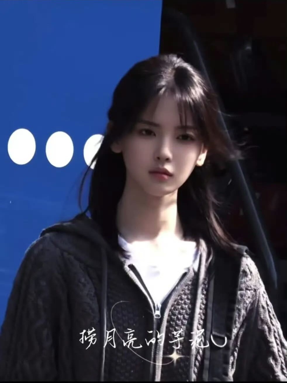 猫的树镜头下的杨超越老天爷赏饭吃，瘦下来美的好高级，小小的脸大大的五官 