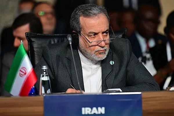 路透社报道，伊朗外交部长已告知巴基斯坦，伊朗将对任何违反停火的行为作出回应。
