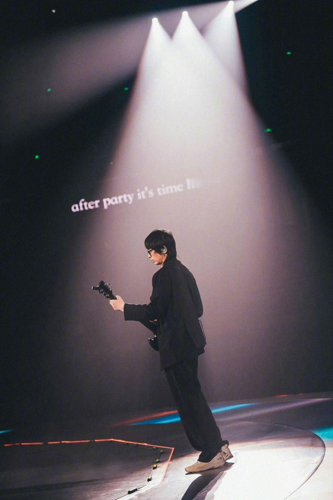 新裤子巡演成都广州重庆三城预售新裤子30周年巡演 跨越时光的摇滚浪潮迎面而来！新