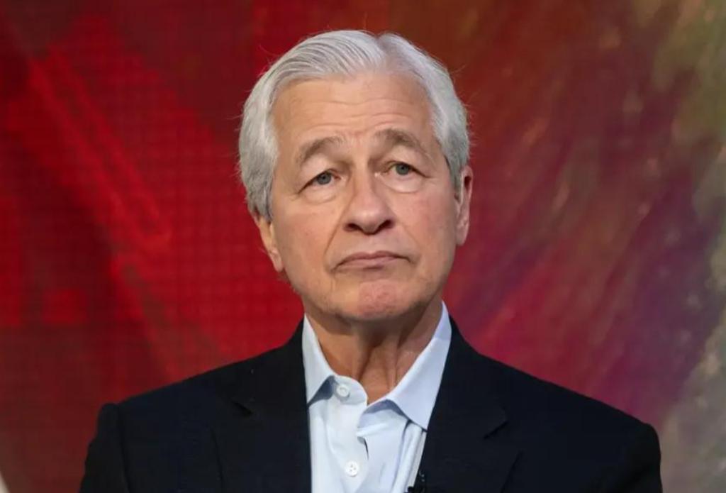 美国记者问摩根大通CEO戴蒙：“中国怕不怕制裁？”没想到，这位金融大佬的回答，颠