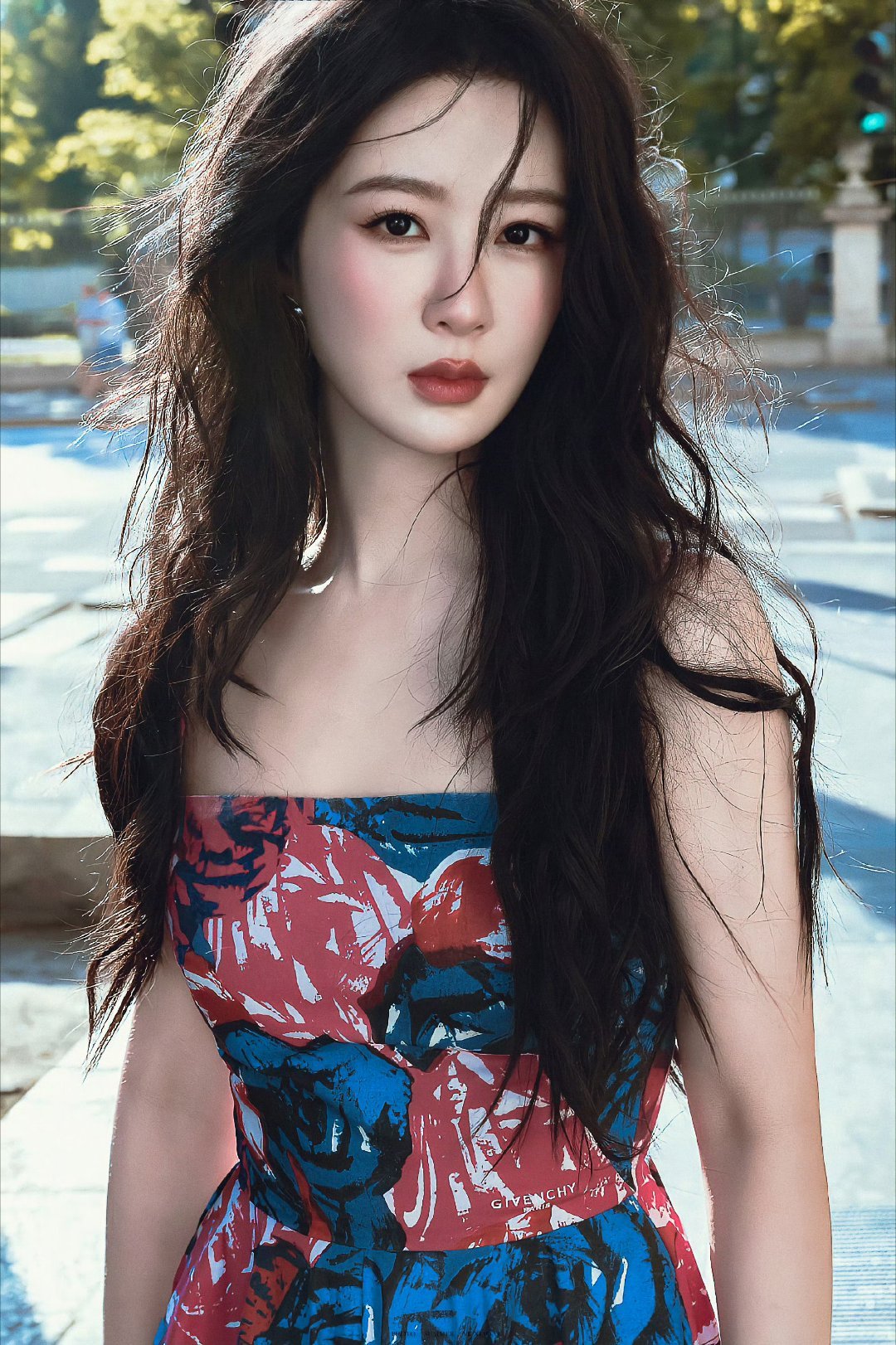 杨紫杨紫董竹君yz杨紫玉兰花开君再来穿梭于人流与光影之间，镜头捕捉她经过的每个角