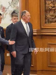 这位76岁的老人这两年衰老了许多，走路需要人扶了。
中俄是全天候战略伙伴关系，这