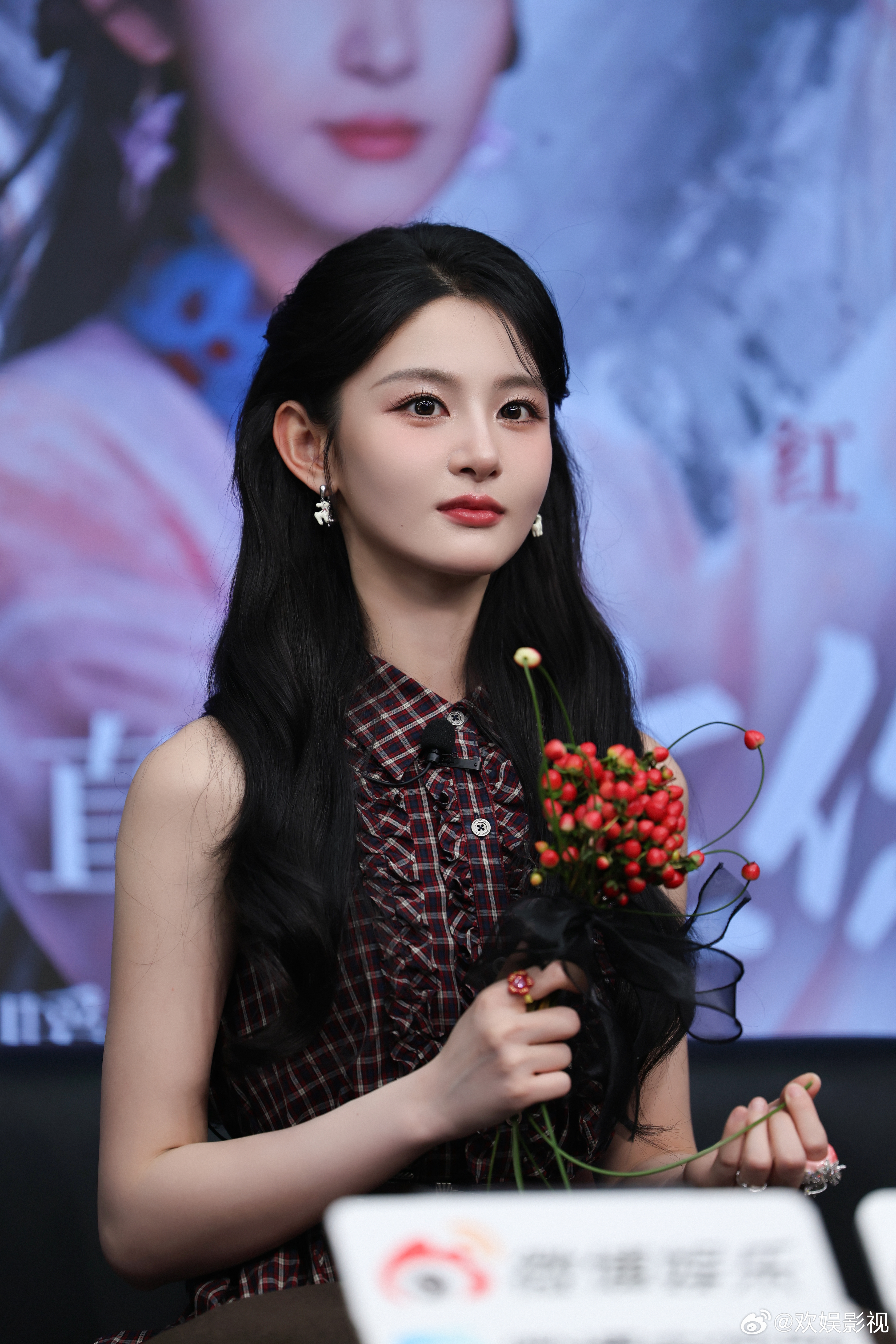 红豆添新韵，相思再升温。欢娱影视演员今日出席《在你眉梢种红豆 》 新浪扫楼活动。