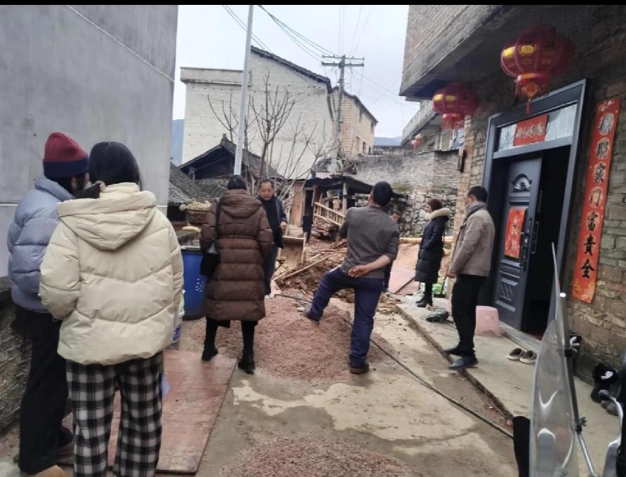 大伯母被家暴几十年，随时随地，儿女不敢管，亲戚劝不动。儿子结婚当天，老头又撒酒疯