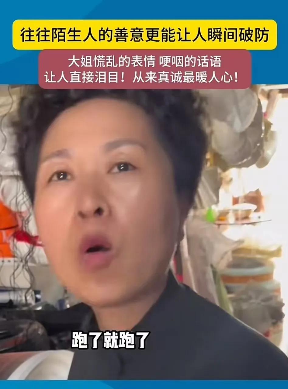 看哭了！小伙恶搞假装买绳子上吊“自杀”，吓得五金店大姐哽咽安慰！原来，小伙是个恶